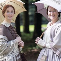 Cynthia Nixon como Emily Dickinson e Jennifer Ehle como Lavinia Dickinson em Além das Palavras (2016)